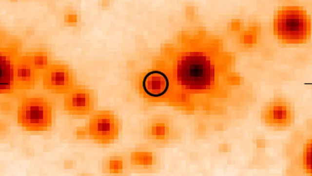 El agujero negro reveló su presencia al distorsionar la luz de esta estrella. Foto: NASA / ESA