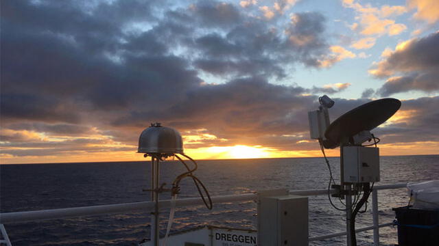 Filtrado de muestras de aerosol analizó el aire en el barco científico. Foto: Kathryn Moore.