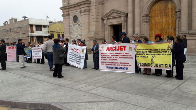 En su día docentes jubilados de Tacna realizaron plantón en plena garúa [FOTOS Y VIDEO] 