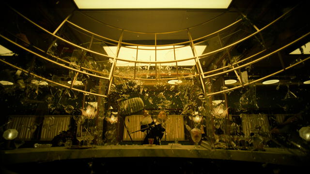 Berlín destruyendo todo el bar. Foto: Twitter/@lacasadepapel