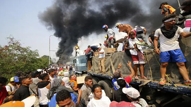 Guaidó responsabiliza a régimen de Maduro por quemar camiones de ayuda humanitaria 