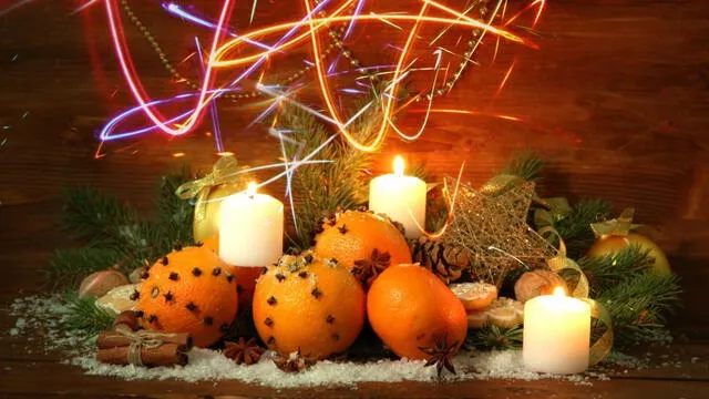 Velas aromáticas y mandarinas son parte del ritual para recibir al Espíritu de la Navidad. Foto: artourtnews
