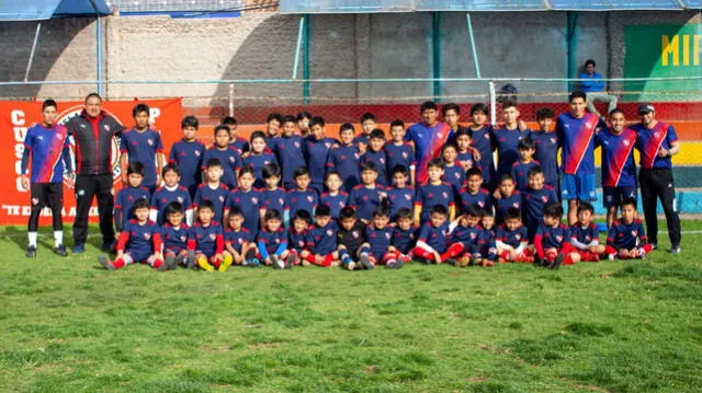 César Ccahuantico y su escuela de fútbol. Foto: Cesar Camilo Ccahuantico/Facebook