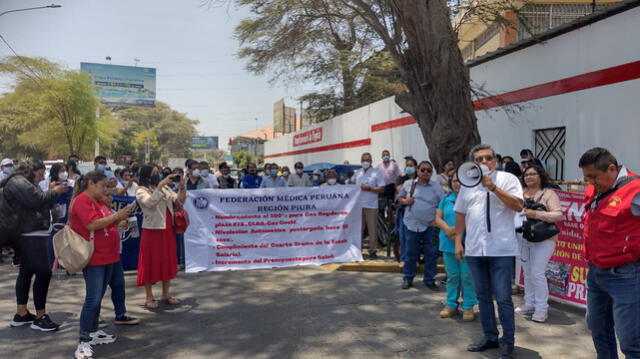 Protesta de gremios, federaciones y sindicatos en el frontis del gobierno regional de Piura. Foto: Federación Medica de Piura