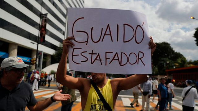 Ciudadano alza pancarta con mensaje a Guaidó. Foto: El Pitazo.