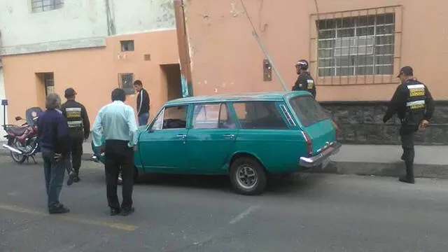 Varón ebrio forcejea ventana de carro en Arequipa para entrar a dormir