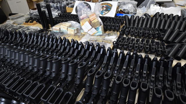 Armas automáticas, dinero y otros equipos incautados a organizaciones criminales en Brasil.