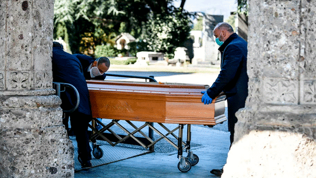Italianos no pueden llorar, velar ni enterrar a sus muertos con coronavirus