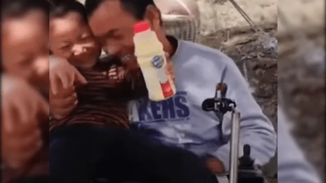 YouTube: niña conmueve al mundo al cuidar de su padre parapléjico [ VIDEO]