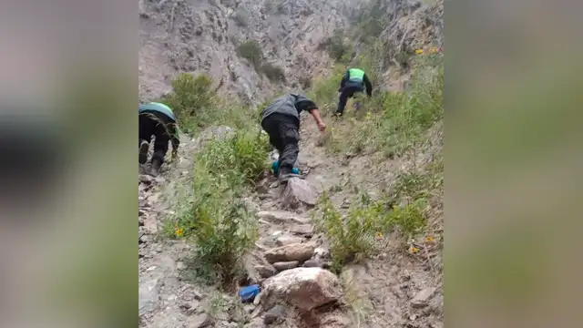 Arequipa. Cadáveres fueron rescatados del precipicio al que cayeron. Foto: PNP