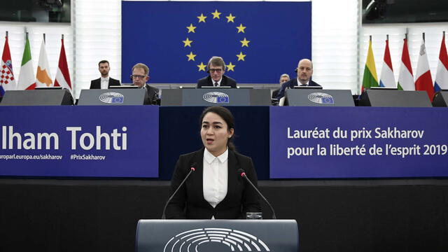 Jewher Ilham, hija de Ilham Tohti, economista uigur y activista de derechos humanos, pronuncia un discurso durante la ceremonia de entrega del premio Sakharov del Parlamento Europeo de 2019.