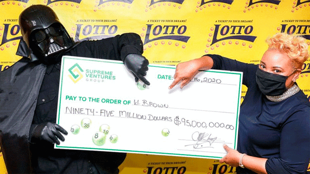 Hombre ganó la lotería y se disfrazó de Darth Vader para recoger su millonario premio