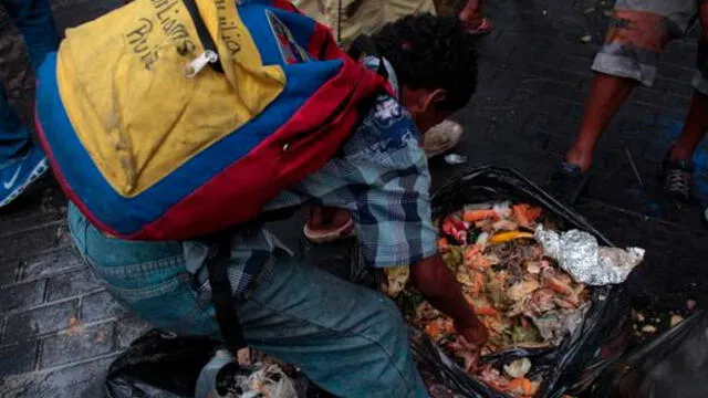 Venezolanos comen de la basura producto de la grave criis económica que le ha tocada vivir a Venezuela bajo el régimen de Nicolás maduro. Foto: Difusión.