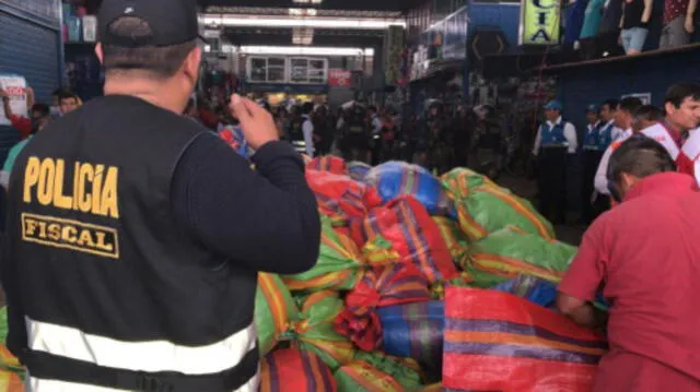 Comas: PNP incauta 13 millones de soles en prendas “bambas" en mercado Unicachi [FOTOS]