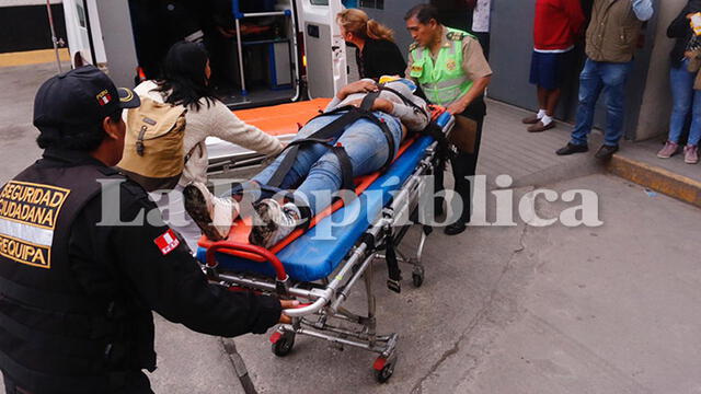 Heridos llegan al hospital Honorio Delgado.