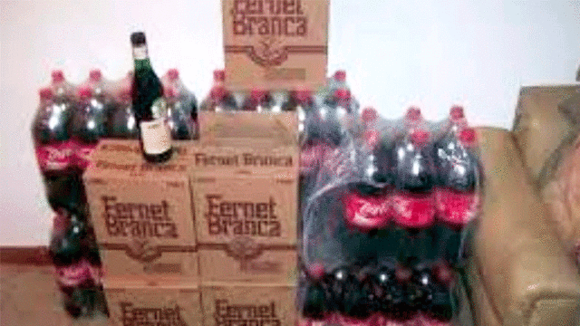Las autoridades hallaron diez cajas de fernet y 11 packs de gaseosas. Foto: Nuevo Diario de Santiago del Estero.