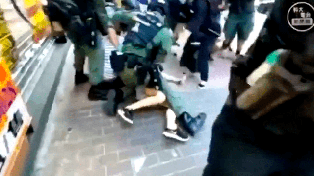 El brutal arresto de una niña que salió a comprar útiles escolares durante protestas en Hong Kong
