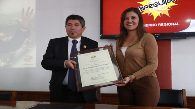 Julio Granda fue condecorado con la Medalla de Oro por la gobernadora de Arequipa