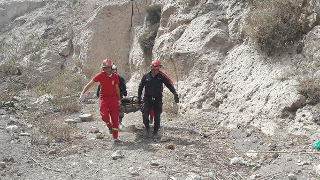 Bomberos rescatan a hombre que cayó en barranco de Arequipa [FOTOS]