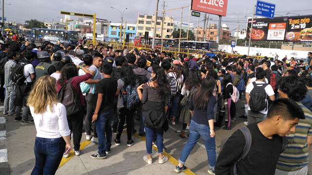 PUCP: alumnos protestaron en campus por cobros indebidos y bloquearon Av. Universitaria [VIDEO]