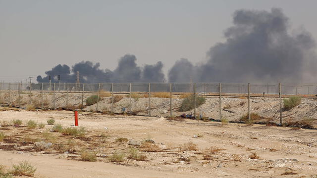 Instalación petrolera de la petrolera Aramco al suroeste de Dhahran, en llamas, en la provincia oriental de Arabia Saudita.