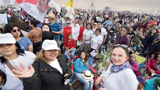 Escoltado desde el aire y en olor de multitud: Francisco ya está con nosotros