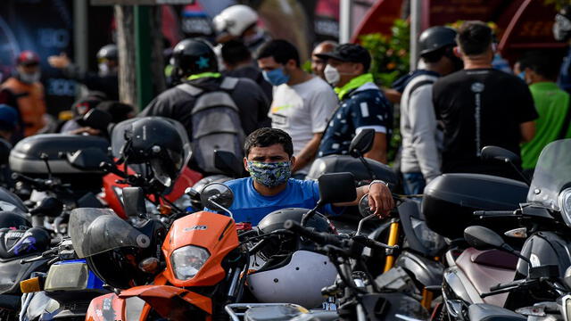 En los últimos meses se han registrado largas colas para poder abastecerse de gasolina en Venezuela. Foto: AFP.