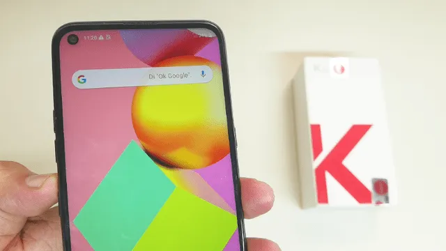 El K61 de LG tiene un agujero en la pantalla en el que reposa su cámara frontal de 16MP. Foto: Daniel Robles