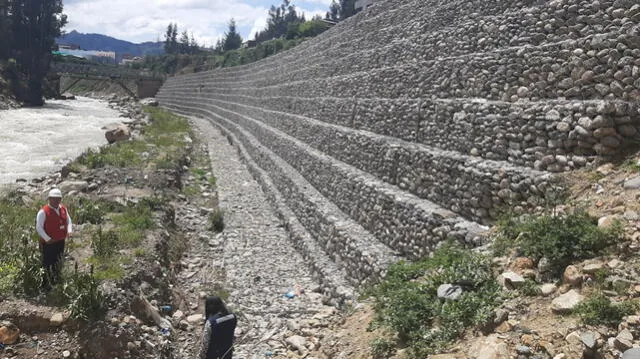 Muro de contención en el río Santa