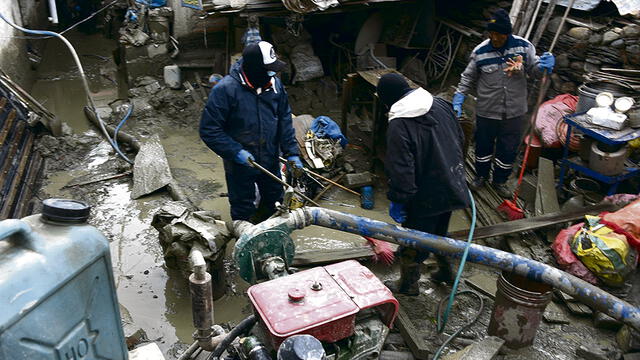 Limpieza. Con bombas extrajeron agua y lodo. Foto: Juan Carlo Cisneros/ La República