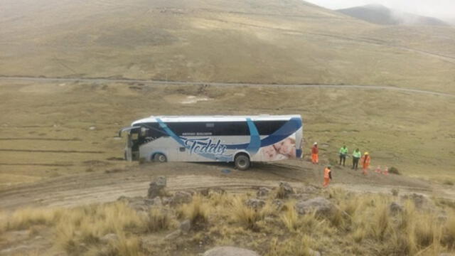 Pasajeros viven momentos de terror en bus que quedó al borde del abismo en Cusco