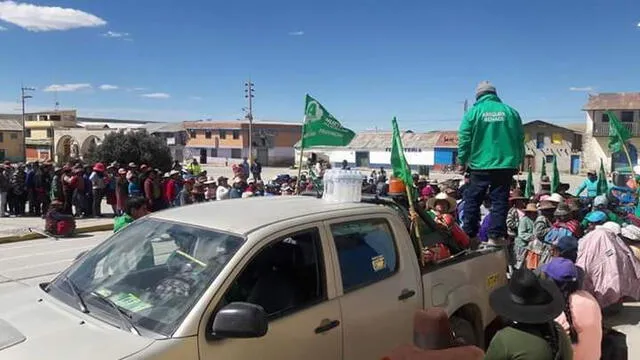 Militantes de Arequipa Renace son captados entregando ropa en Caylloma [FOTOS]