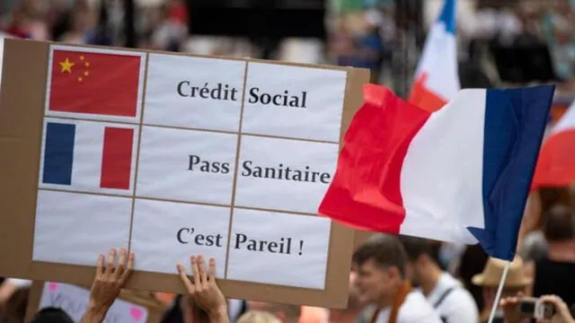 Los franceses toman las calles para protestar contra el certificado de vacunación. Foto: EFE