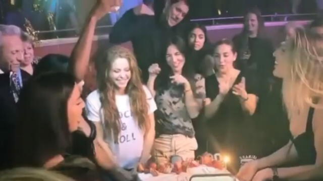 Amigos y familiares de Shakira cantando el "Feliz cumpleaños"