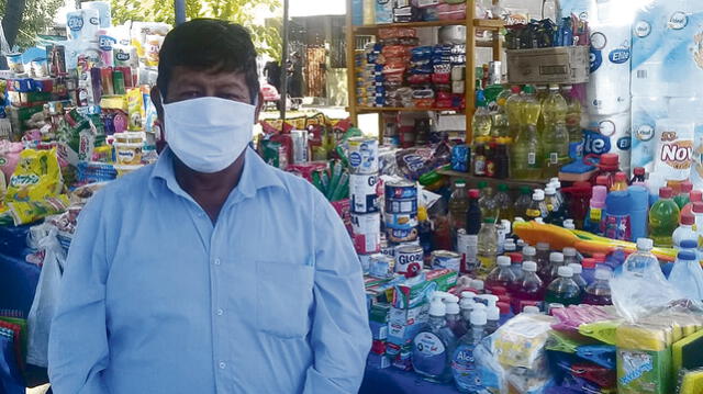 Gregorio tiene 62 años y es comerciante. Hace 20 años participa en una feria sabatina en el Cercado de Arequipa,