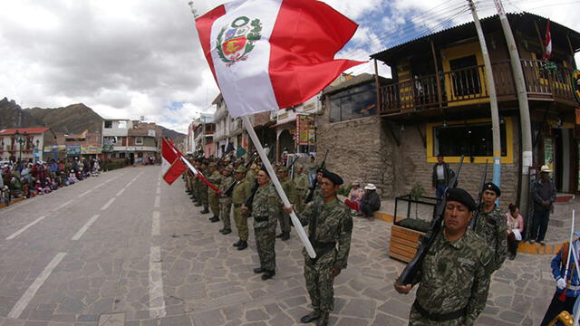 Reservistas del Ejército rinden homenaje a la Bandera y recuerdan conflicto en Ecuador [FOTOS]