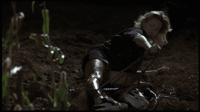 Charlize Theron en “Los chicos del maíz III: la cosecha urbana” de 1995. Foto: captura de Twitter