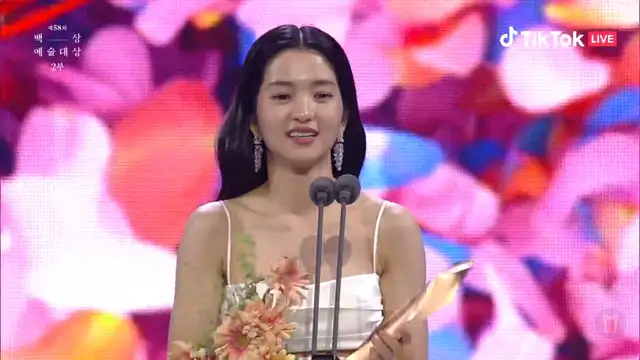 Kim Tae Ri en los Baeksang Arts Awards 2022. Foto: vía TikTok Live