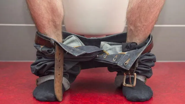 Estudios recomiendan a los hombres con problemas urinarios sentarse para miccionar. Foto: difusión.