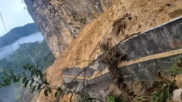 Carretera Tarapoto - Yurimaguas presenta deslizamiento de tierra y rocas en el sector “el paredón”. Foto: PNP de Carreteras