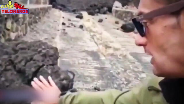 Periodista toca una piedra volcánica y se da cuenta que quema