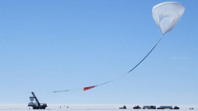 Un globo de helio eleva el instrumento a 37.000 metros de altura. Foto: NASA.
