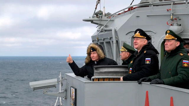 Vladimir Putin supervisando el despliegue de sus tropas en el mar Arábigo. Foto: Difusión