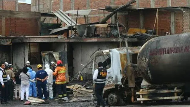 La explosión del camión cisterna provocó la destrucción de varias viviendas.