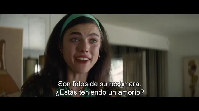 Margaret Qualley en la película Vigilando a Jean Seberg.