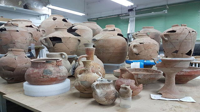 Artefactos de cerámica hallados en la expedición. Foto: expedición de excavación Ziklag a Khirbet a-Ra'i
