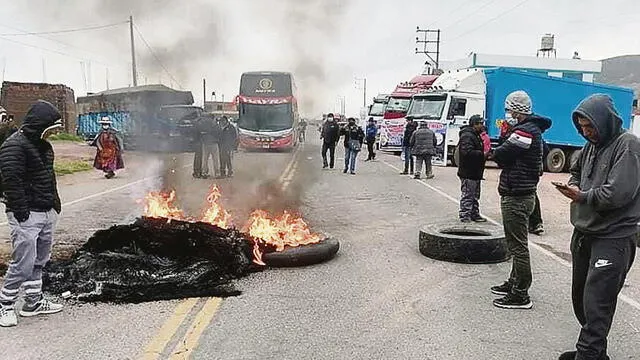 Puno. En vía Juliaca-Arequipa transportistas quemaron llantas para impedir el paso. Foto: La República