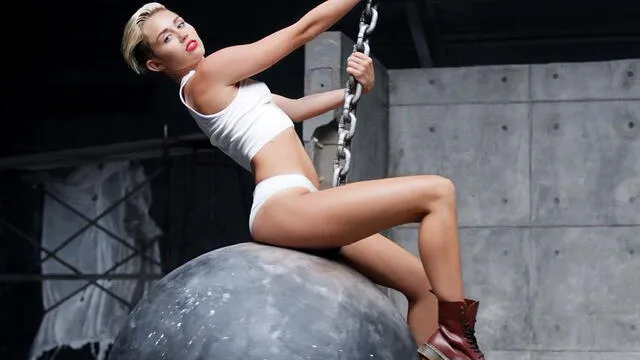 Miley Cyrus en su video "Wrecking ball". Foto: MTV