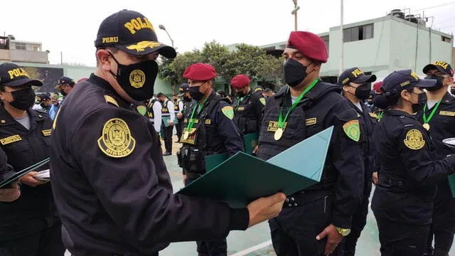 Premaición a policias Foto: Yolanda Goicochea /URPI-LR