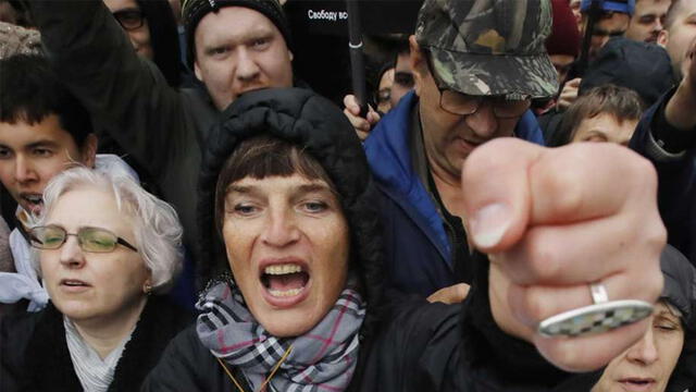 Los manifestantes exigen la liberación de unos miembros de la oposición detenidos por el régimen de Putin. Foto: AP